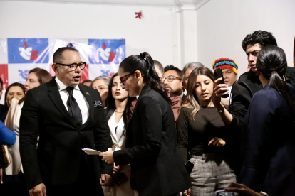 Luisa González dio una rueda de prensa después del allanamiento, en donde estuvo acompañada de sus compañeros de partido.