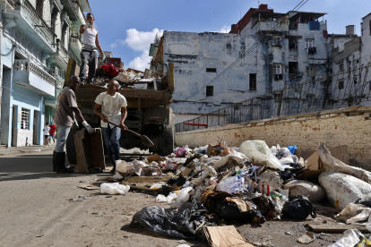 Fotografía del 22 de enero de 2026 que muestra un grupo de personas recogiendo basura en una calle, en La Habana (Cuba)
