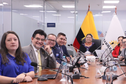 Legisladores escuchan el rechazo de Chávez a las acciones judiciales en su contra.