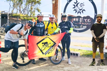 Los integrantes de Ciclistas de la Calle tras conquistar el Yagüi Urco, en Bolívar.