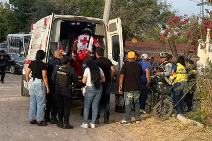 Integrantes de la Cruz Roja Mexicana llegan a la zona donde se cometió un ataque armado este domingo (México).
