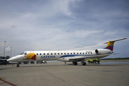 Un avión de Satena Airlines que cubre la ruta Bogotá-Caracas es fotografiado a su llegada al Aeropuerto Internacional Simón Bolívar en Maiquetía, Venezuela, el 9 de noviembre de 2022.