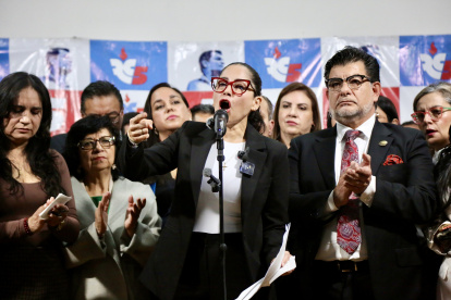 Luisa González tuvo un escenario para recordarle a Alarcón la lentitud de la Fiscalía en casos como PetroNoboa, Noboa Trading, GalaMedios, las 93 hectáreas en La Libertad, Progen, Healthbird...