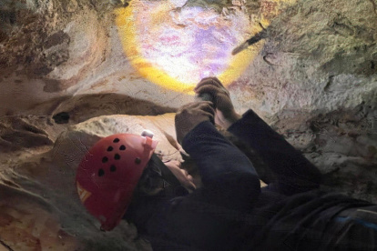 Adhi Agus Oktaviana, investigador especialista en arte rupestre de la agencia nacional de investigación e innovación de Indonesia (BRIN por sus siglas en inglés) trabajando en la cueva de la isla de Célebes.
