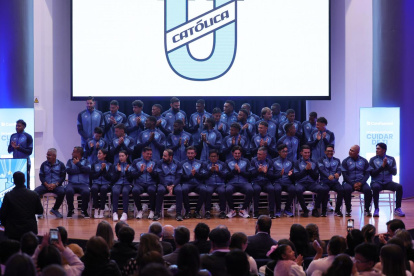 La Universidad Católica de Quito presentó su plantel 2026 y los nuevos uniformes para LigaPro, Copa Libertadores y Copa Ecuador.
