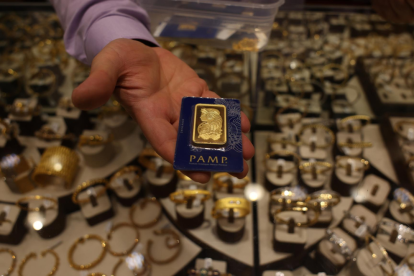 El precio del oro bordea los $5600 por onza.