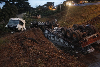 El tráiler accidentado cayó a una zanja en el kilómetro 22 de la vía a Daule.