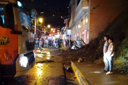 Un deslave cobró la vida de un adulto mayor y dejó a su mascota herida.