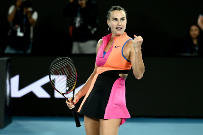 Aryna Sabalenka celebró tras imponerse con autoridad a la ucraniana Elina Svitolina por 6-2 y 6-3 en
