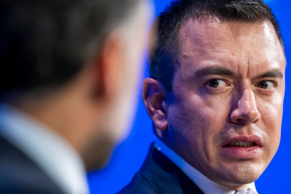 El presidente Daniel Noboa admite errores de forma en el acuerdo comercial con Emiratos Árabes Unidos, en medio de cuestionamientos sobre transparencia y procedimiento.