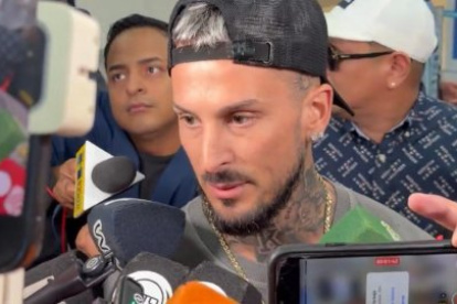 El argentino de 35 años a su llegada al aeropuerto Internacional José Joaquín de Olmedo, en Guayaquil