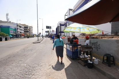 Con la construción, la acera se redujo. Apenas una persona puede camilar por allí.