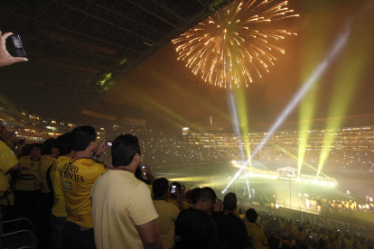 Los hinchas disfrutan de la Noche Amarilla.