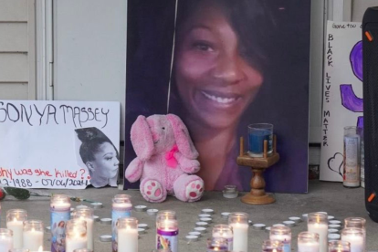 La víctima, Sonya Massey, había llamado al 911 por un presunto merodeador cuando fue abatida en su vivienda.