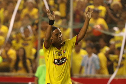 Ronaldinho fue la estrella de la Noche Amarilla 2016.