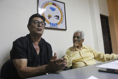 Oswaldo Guamán (i) y Ricardo Onofre, dirigentes gremiales de transporte.