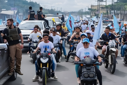 La política ecuatoriana ha estado marcada por partidos creados a la medida de sus líderes, estructuras frágiles que surgen para competir en elecciones y desaparecen cuando se agota el poder del caudillo.