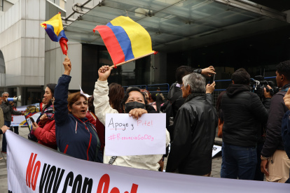 Quito. Ayer, ciudadanos, exjueces y un grupo afín al correísmo realizaron un plantón afuera de la Judicatura.