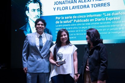 Jonathan Palma y Flor Layedra reciben el premio Eugenio Espejo.