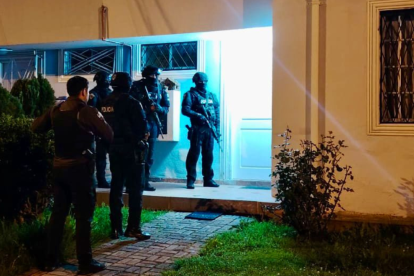 Agentes fuertemente armados durante uno de los allanamientos realizados en Tungurahua como parte del caso Jaque, en una operación nocturna que movilizó a unidades tácticas de la Policía Nacional.
