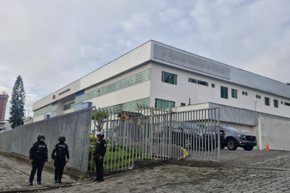 Policías afuera de la Agencia Nacional de Tránsito de Quito.