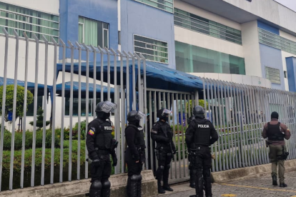 Miembros de la policía afuera de las instalaciones de la ANT.