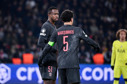 Willian Pacho (i) junto a Marquinhos, en un partido de PSG en Champions League.