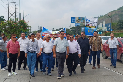 Dirigentes gremiales de transporte protestaron la mañana de este viernes 30 de enero en los exteriores de las oficinas de la ATM, en la avenida del Bombero, oeste de Guayaquil.