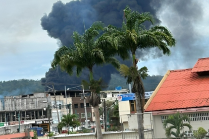 Una densa columna de humo negro se eleva desde la Refinería de Esmeraldas tras un incendio estructural que obligó a evacuar barrios y centros educativos cercanos como medida preventiva.