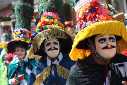 Personas participan en el baile del Toro Huaco en el tradicional Tope de los Santos este lunes, en Diriamba (Nicaragua).