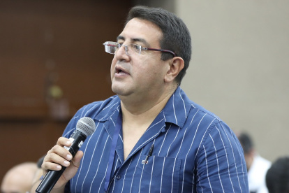 El exasambleísta del correísmo, Santiago Díaz, fue llevado a la Fiscalía, dos días después de los allanamientos por el caso Caja Chica.