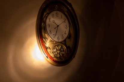 El Reloj del Juicio Final, creado por científicos en 1947, marca 85 segundos para la medianoche y simboliza el nivel de riesgo que enfrenta la humanidad por amenazas nucleares, climáticas y geopolíticas.