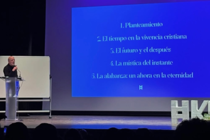 José Pedro Manglano expone los pilares espirituales de Hakuna durante una charla sobre fe y juventud.