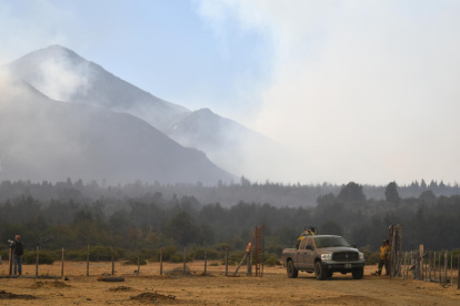 Fotografía donde se observa una zona con humo durante un incendio en Cholila, en la provincia de Chubut (Argentina).