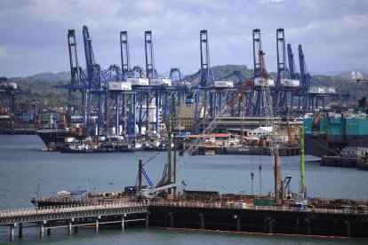 Fotografía que muestra buques de carga en el Canal de Panamá este viernes, en Ciudad de Panamá (Panamá).