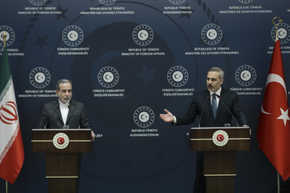 El ministro de Asuntos Exteriores turco, Hakan Fidan (derecha), y el ministro de Asuntos Exteriores iraní, Abbas Araghchi (izquierda), asisten a una conferencia de prensa después de su reunión en Estambul, Turquía, el 30 de enero de 2026.