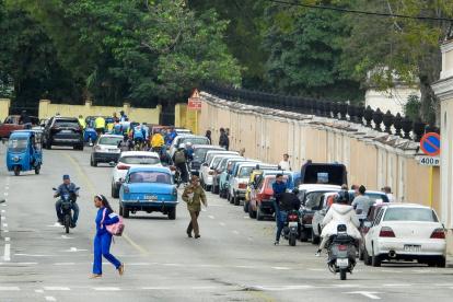 Una larga fila de carros esperan para abastecerse de combustible este viernes 30 de enero de 2026 en La Habana.