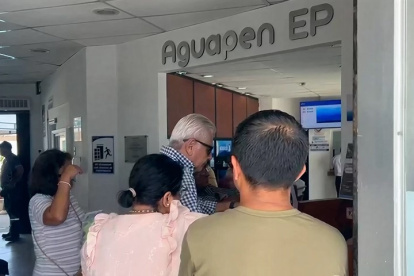 Habitantes de Santa Elena acudieron a las oficinas de Aguapen para reclamar por el costo de la planilla.