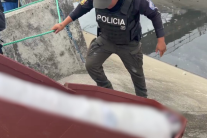 El ataúd fue retirado del agua por la Policía.