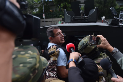 Santiago Díaz en su salida de la Fiscalía aprovechó para decir que es inocente de la violación a una menor y que trasladó dinero desde Venezuela a Ecuador.