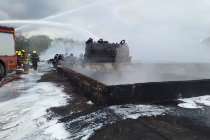 Bomberos de Esmeraldas trabajando para extinguir el incendio en la Refinería de Esmeraldas.