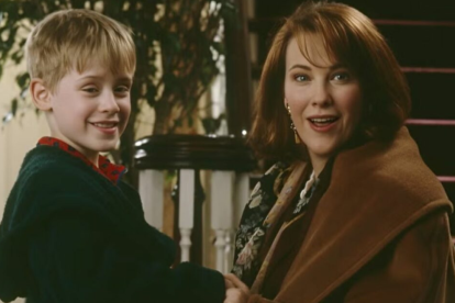 Macaulay Culkin y Catherine O’Hara en una escena de Home Alone, clásico del cine familiar.