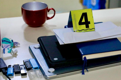 La Fiscalía se incautó celulares, pasaportes, memorias USB, documentos, durante los allanamientos a las casas de Luisa González, Patricio Chávez y otros.