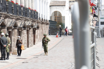Los propietarios de los locales de los bajos de Carondelet esperan una solución para reabrir sus negocios, ubicados en el Centro Histórico de Quito.