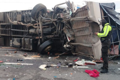 Siniestro de tránsito provocó cierre vial en la Panamericana Sur, cantón Mejía