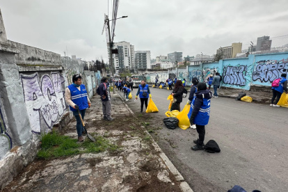 Más de 60 personas participaron en una jornada de trabajo comunitario para limpiar un punto crítico de contaminación en las calles Caracas y Versalles.