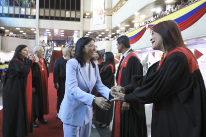 La presidenta encargada de Venezuela, Delcy Rodríguez, saluda a magistrados durante un acto de gobierno este viernes 30 de enero, en Caracas.