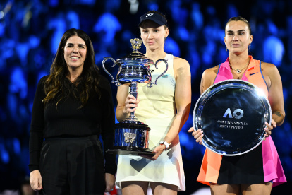 Elena Rybakina (c) y Aryna Sabalenka (d) en la premiación del título de Australia.