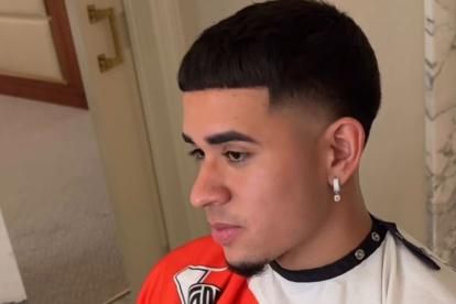 Kendry Páez y su corte de pelo, listo para entrenar en River Plate.