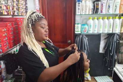 Oficio. El oficio de trenzar se ha convertido también en una fuente de autonomía económica para mujeres.